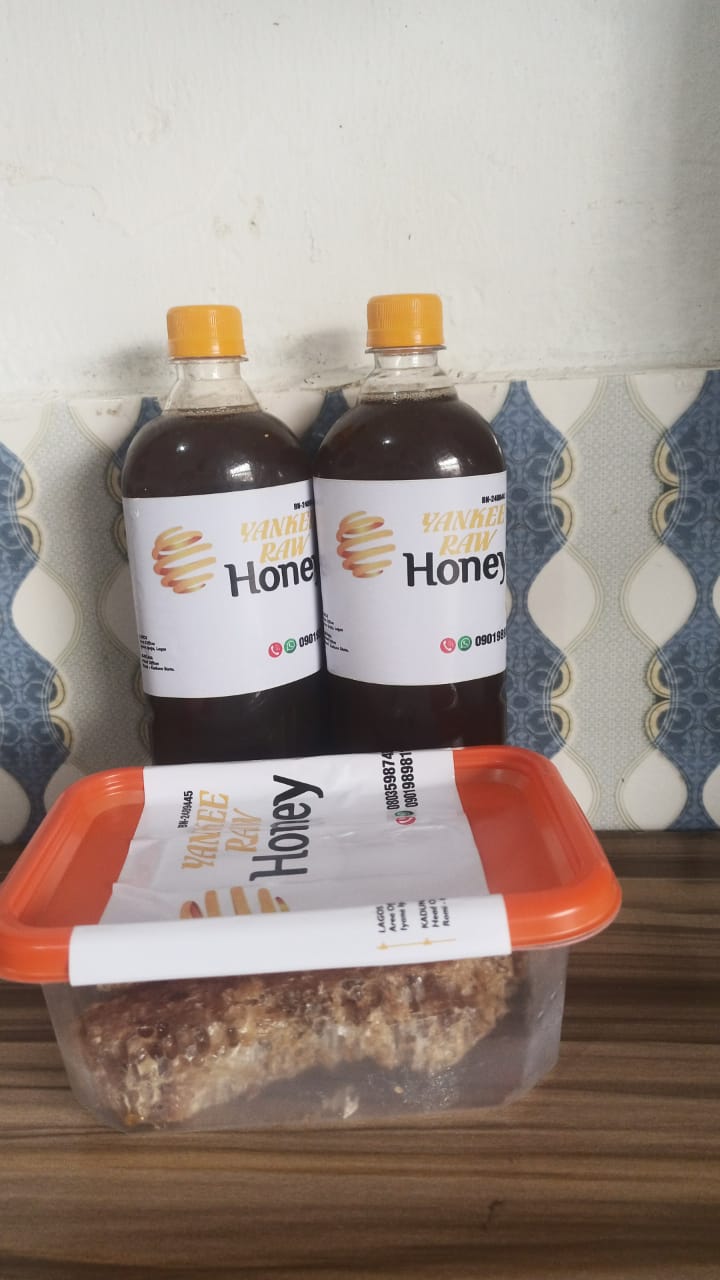 Raw honey with fresh honeycomb